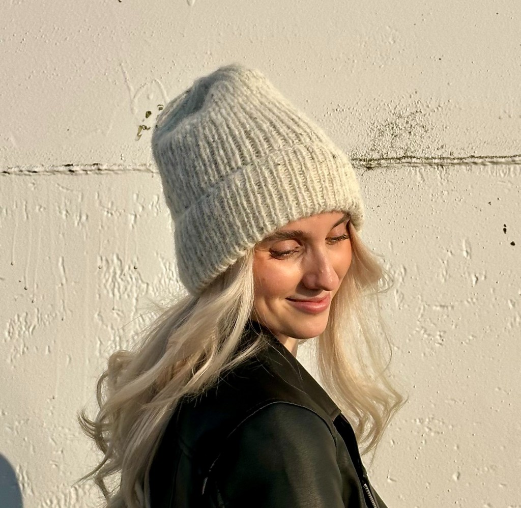 Naisella Blond Tweed värinen Colouriche pipo päässä