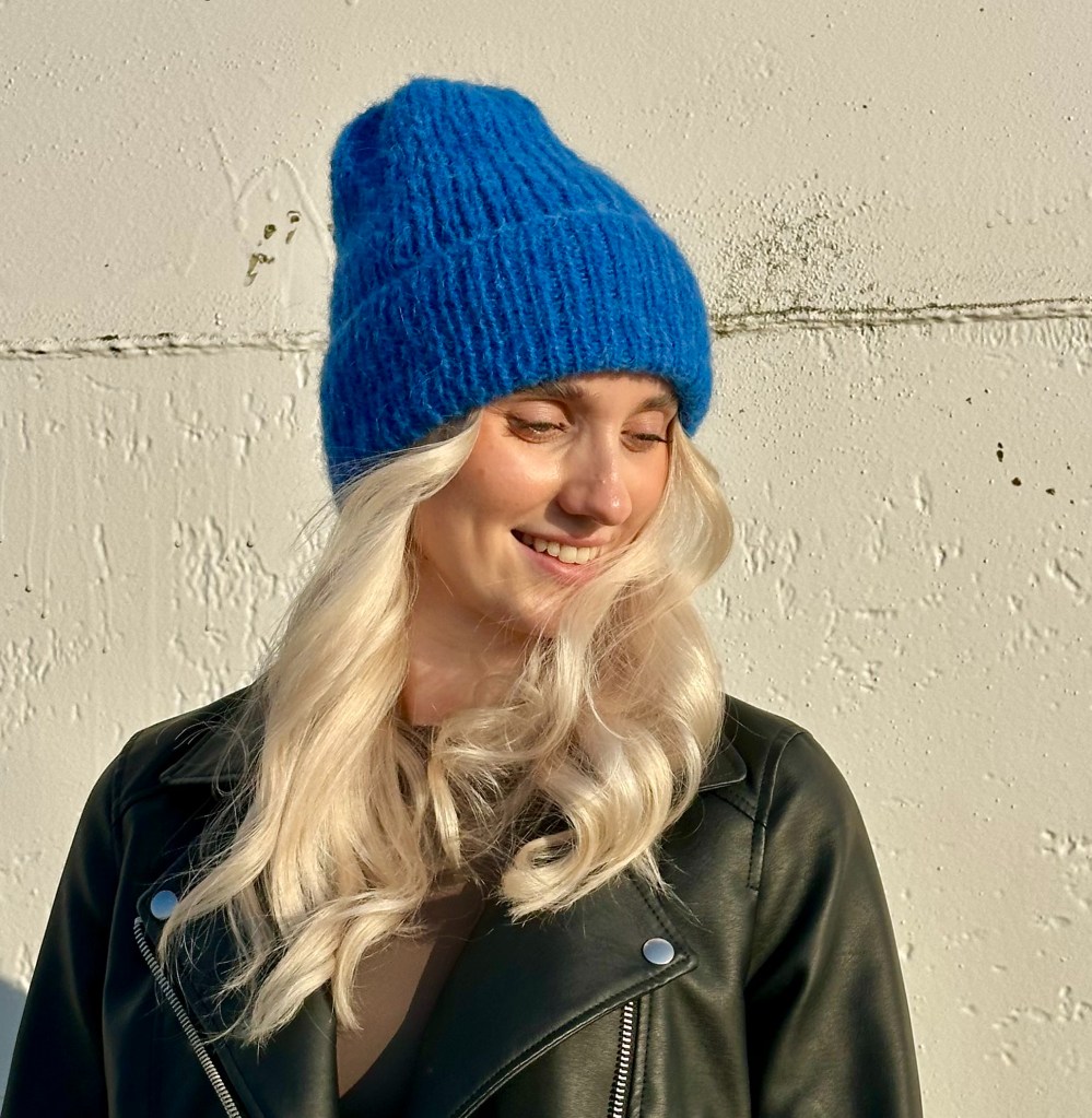 Naisella Cobolt Blue värinen Colouriche pipo päässä