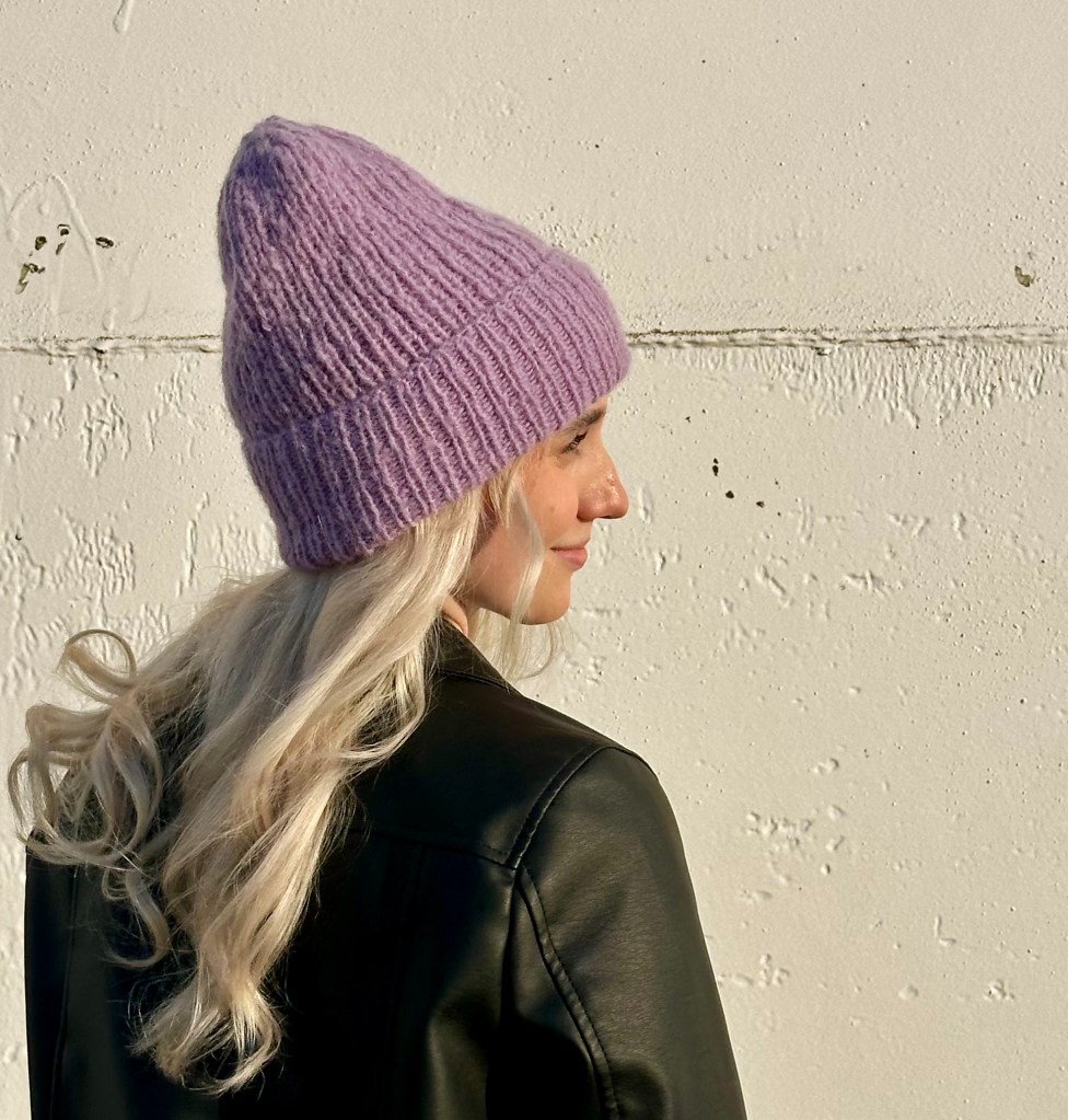 Naisella Lilac Flower värinen Colouriche pipo päässä