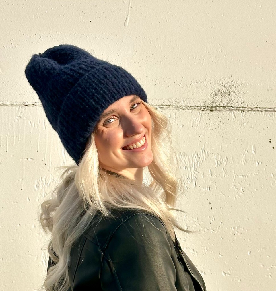 Naisella Marine Blå värinen Colouriche pipo päässä