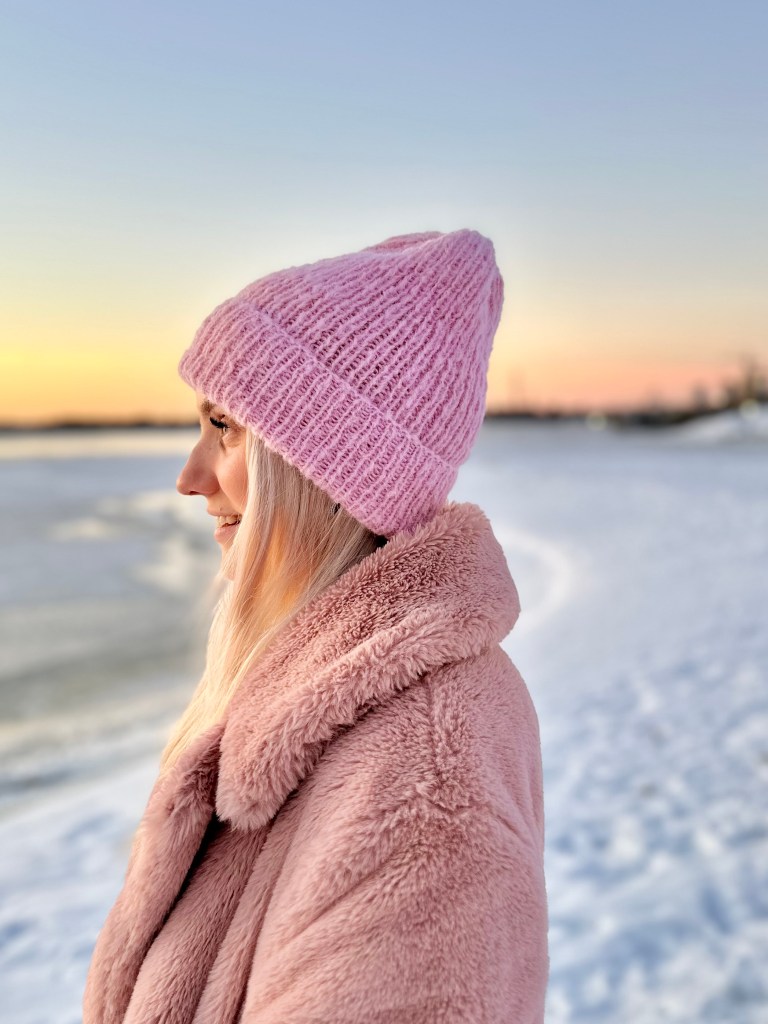 Naisella vaaleanpunainen Bubblegum Pink värinen Colouriche pipo päässään