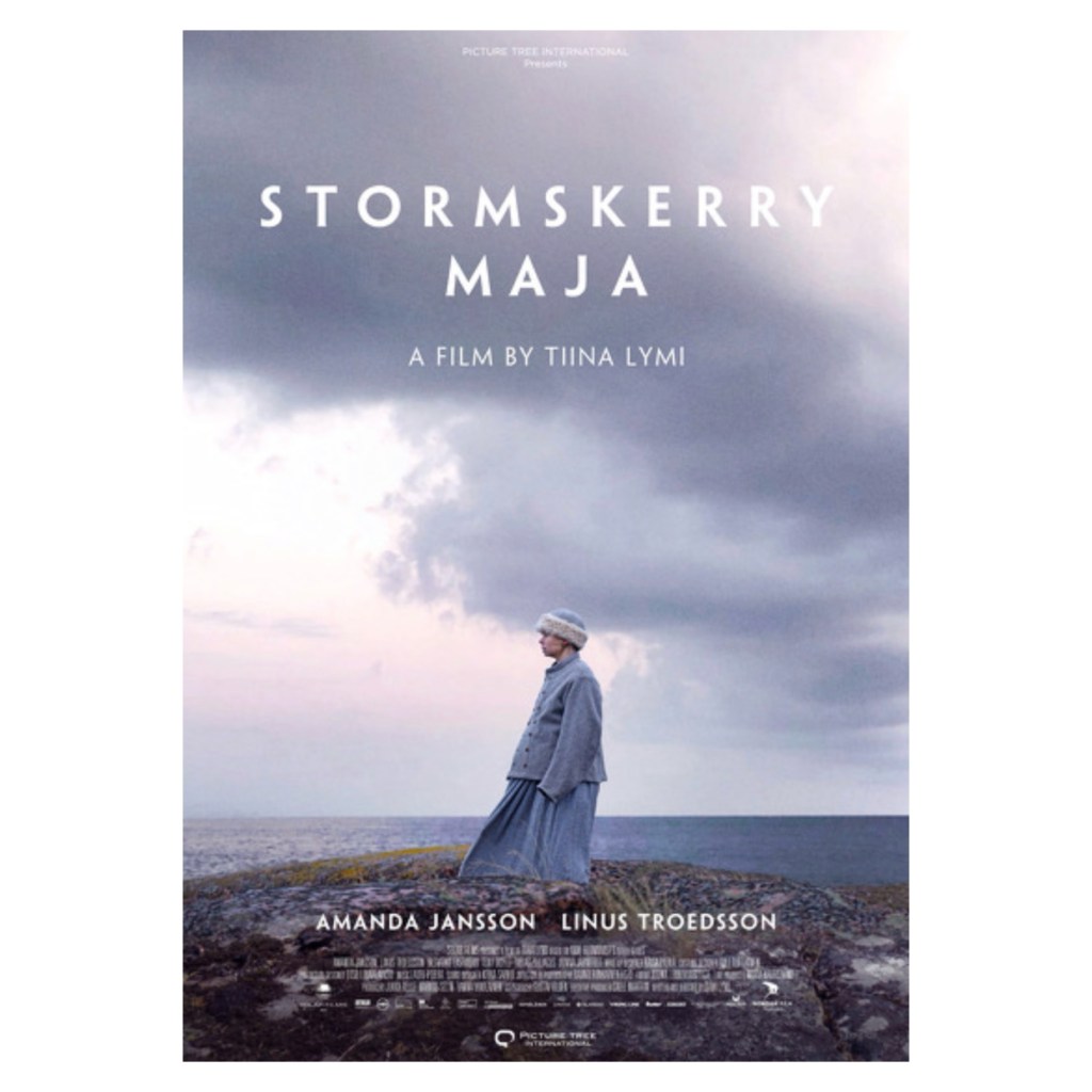 Elokuvan Myrskyluodon Maija juliste, jossa nainen seisoo kalliolla