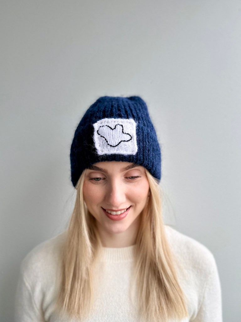 Tummansininen Colouriche pipo naisen päässä